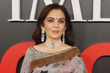 开云-印度首富妻子惊艳美国晚宴，佩戴101克拉10亿粉钻，定制纱丽奢华